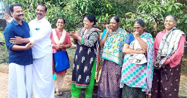 തെരഞ്ഞെടുപ്പ് പ്രചാരണത്തിനിടെ റിട്ട. എസ്ഐ മാരായ രവീന്ദ്രൻ കൊക്കോട്ടും പി വി സതീശനും  കണ്ടുമുട്ടിയപ്പോൾ