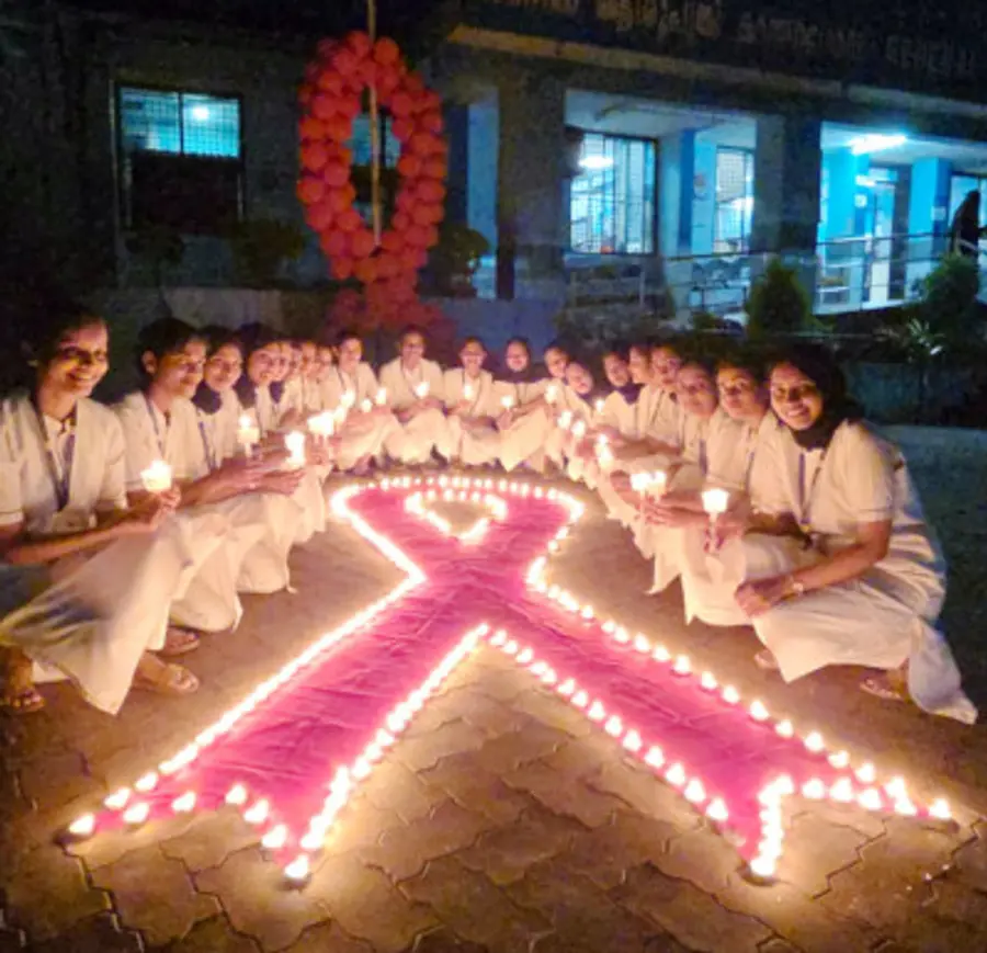 കാസർകോട് ജനറൽ ആശുപത്രിയിലെ എആർടി സെന്ററിന്റെ ആഭിമുഖ്യത്തിൽ എയ്ഡ്സ് ബോധവൽക്കരണത്തിനായി റെഡ് റിബൺ മാതൃകയിൽ ദീപം
തെളിയിച്ചപ്പോൾ
