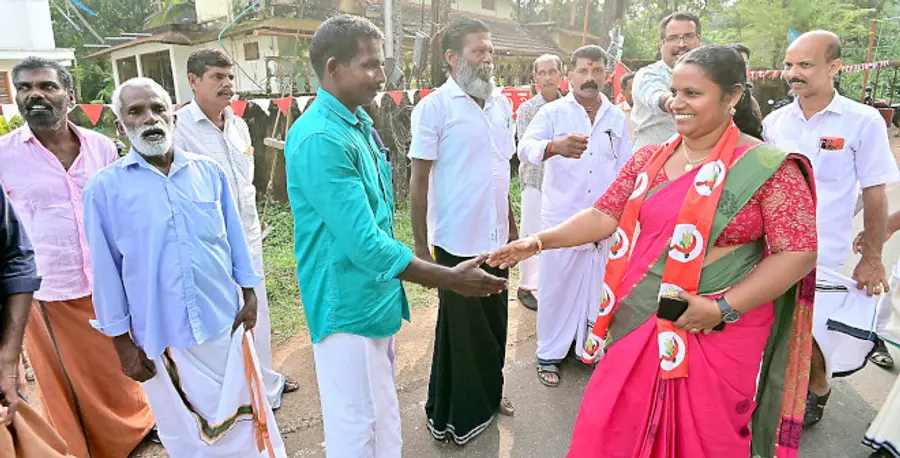 ജില്ലാപഞ്ചായത്ത് കോളയാട് ഡിവിഷൻ എൽഡിഎഫ് സ്ഥാനാർഥി സിജ രാജീവൻ എടയാറിൽ വോട്ടഭ്യർഥിക്കുന്നു