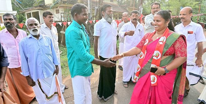 ജില്ലാപഞ്ചായത്ത്‌ കോളയാട്‌ ഡിവിഷൻ എൽഡിഎഫ്‌ സ്ഥാനാർഥി സിജ രാജീവൻ  എടയാറിൽ വോട്ടഭ്യർഥിക്കുന്നു
