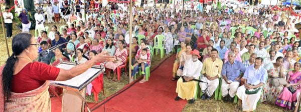 എൽഡിഎഫ് കിനാനൂർ - കരിന്തളം പഞ്ചായത്ത് തെരഞ്ഞെടുപ്പ് റാലി ചോയ്യങ്കോട്ട് സിപിഐ  എം കേന്ദ്രകമ്മിറ്റിയംഗം പി കെ ശ്രീമതി ഉദ്ഘാടനംചെയ്യുന്നു