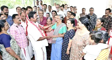 ജില്ലാ പഞ്ചായത്ത്‌ കയ്യൂർ ഡിവിഷൻ എൽഡിഎഫ്‌ സ്ഥാനാർഥി കെ കൃഷ്‌ണൻ ഒക്ലാവ്  കിനാനൂർ– കരിന്തളം പഞ്ചായത്തിലെ ചേലക്കാട്ടെ  സ്വീകരണ കേന്ദ്രത്തിൽ വോട്ടർമാർക്കിടയിൽ