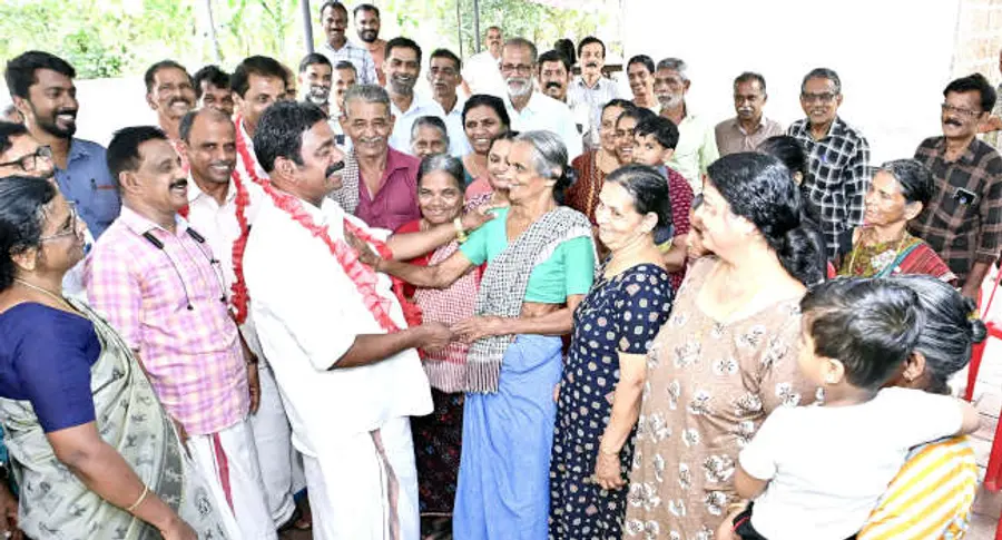 ജില്ലാ പഞ്ചായത്ത് കയ്യൂർ ഡിവിഷൻ എൽഡിഎഫ് സ്ഥാനാർഥി കെ കൃഷ്ണൻ ഒക്ലാവ് കിനാനൂർ– കരിന്തളം പഞ്ചായത്തിലെ ചേലക്കാട്ടെ സ്വീകരണ കേന്ദ്രത്തിൽ വോട്ടർമാർക്കിടയിൽ