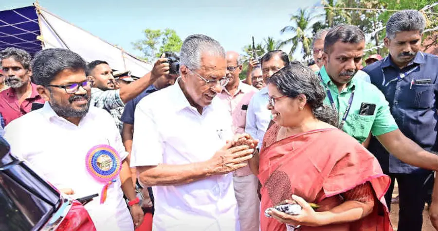 ഫയർ ആൻഡ് സേഫ്റ്റി സയൻസ് പോസ്റ്റ്‌ ഗ്രാജ്വേറ്റ് ആൻഡ് റിസർച്ച് സെന്ററിന്  സ്ഥലം ഏറ്റെടുക്കാനിടയായ  നിവേദനം നൽകിയ പി സി സുജാതയോട് മുഖ്യമന്ത്രി പിണറായി വിജയൻ സംസാരിക്കുന്നു