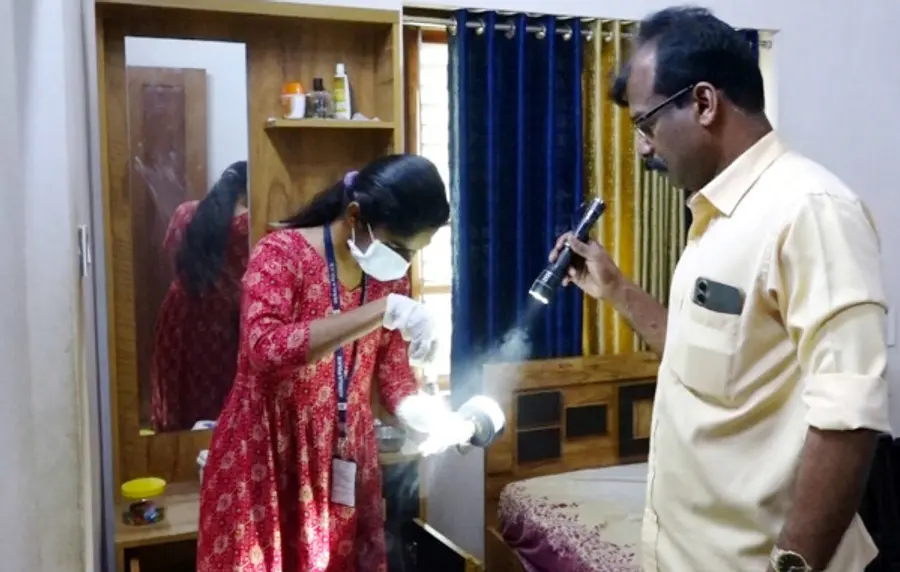മോഷണം നടന്ന ഉദുമ ബാര മുക്കുന്നോത്തെ വീട്ടിൽ പൊലീസ്  പരിശോധന നടത്തുന്നു