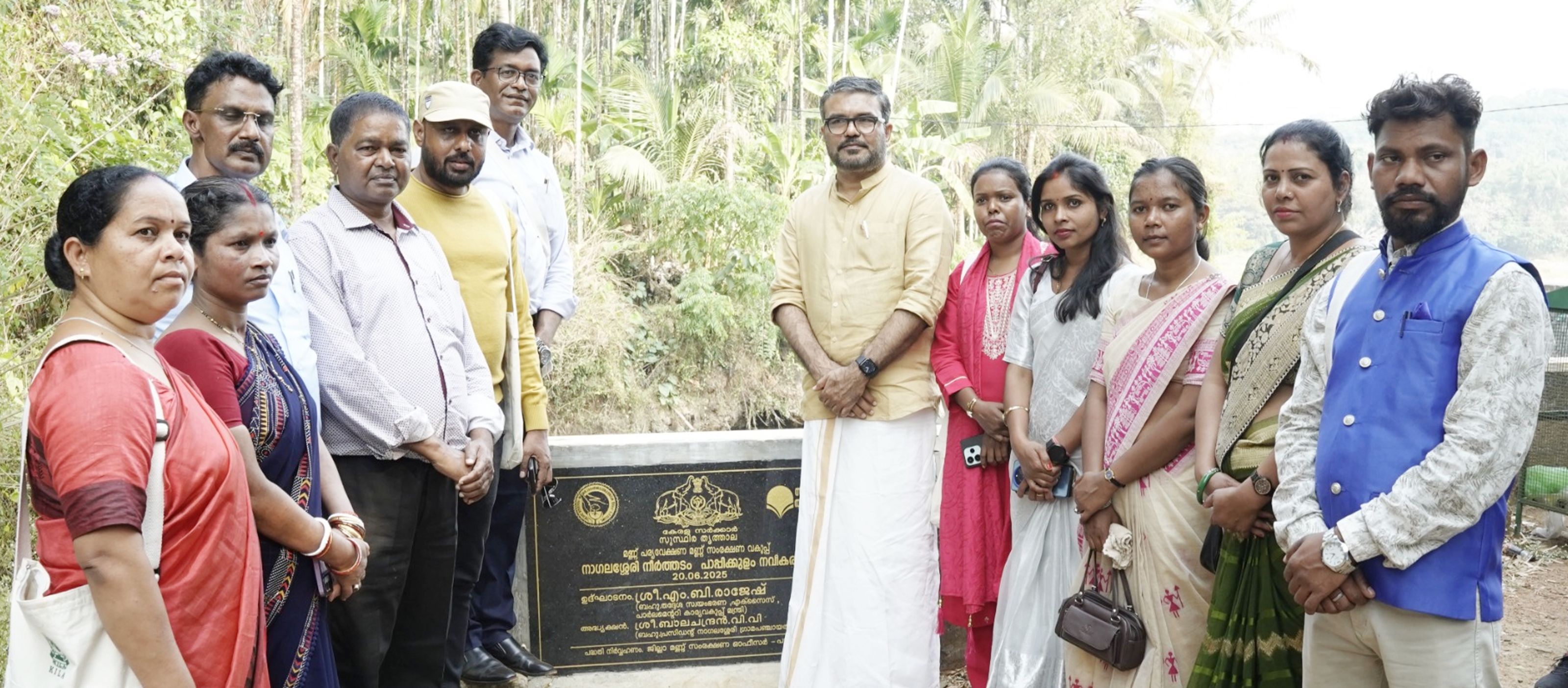 നാഗലശേരിയിലെ പാപ്പിക്കുളം ജാർഖണ്ഡ് സംഘം മന്ത്രി എം ബി രാജേഷിനൊപ്പം സന്ദർശിക്കുന്നു
