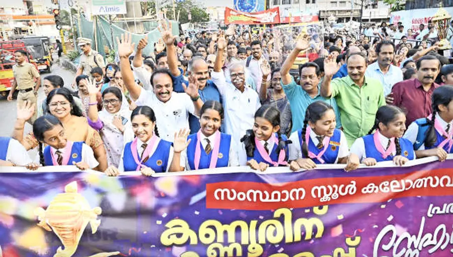 സംസ്ഥാന സ്കൂൾ കലോത്സവ സ്വർണക്കപ്പ് ജേതാക്കളെ കണ്ണൂരിൽ മന്ത്രി രാമചന്ദ്രൻ കടന്നപ്പള്ളി, കെ വി സുമേഷ് എംഎൽഎ, ജില്ലാ പഞ്ചായത്ത് പ്രസിഡന്റ്‌  ബിനോയ് കുര്യൻ തുടങ്ങിയവർ ചേർന്ന് സ്വീകരിച്ചാനയിക്കുന്നു