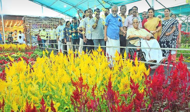 കണ്ണൂർ പുഷ്പോത്സവം ഉദ്ഘാടനം ചെയ്തശേഷം കഥാകൃത്ത് ടി പത്മനാഭൻ പുഷ്പാലങ്കാരങ്ങൾ കാണുന്നു