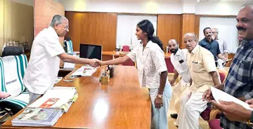 മുഖ്യമന്ത്രി പിണറായി വിജയനെ  ദേശീയ വനിത ഫുട്ബോൾ താരം മാളവിക സന്ദർശിച്ചപ്പോൾ (ഫയൽച്ചിത്രം) 