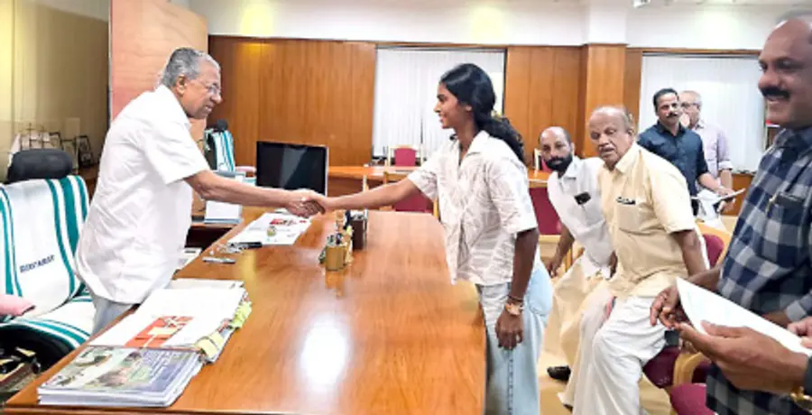 മുഖ്യമന്ത്രി പിണറായി വിജയനെ  ദേശീയ വനിത ഫുട്ബോൾ താരം മാളവിക സന്ദർശിച്ചപ്പോൾ (ഫയൽച്ചിത്രം) 