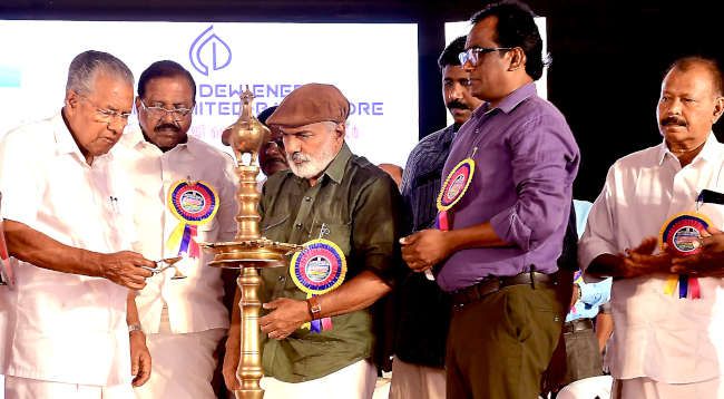 ചീമേനി, പെർഡാല സോളാർ വൈദ്യുതി നിലയങ്ങളുടെ നിർമാണ പ്രവൃത്തി മുഖ്യമന്ത്രി പിണറായി വിജയൻ ഉദ്‌ഘാടനം ചെയ്യുന്നു