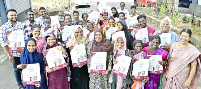 ആയിറ്റി ഉന്നതിയിലെ   കുടുംബങ്ങളും പട്ടയം സ്വീകരിക്കാനെത്തിയപ്പോൾ