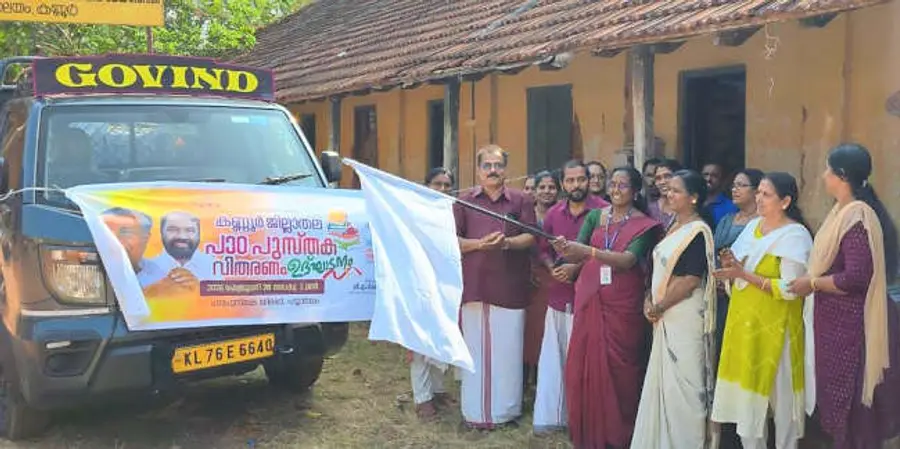 പാഠപുസ്തകം വിതരണംചെയ്യുന്ന വാഹനം ഡിഡിഇ ഡി ഷെെനി ഫ്ലാഗ് ഓഫ് ചെയ്യുന്നു