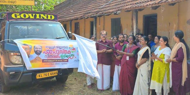 പാഠപുസ്തകം വിതരണംചെയ്യുന്ന വാഹനം ഡിഡിഇ ഡി ഷെെനി ഫ്ലാഗ് ഓഫ് ചെയ്യുന്നു