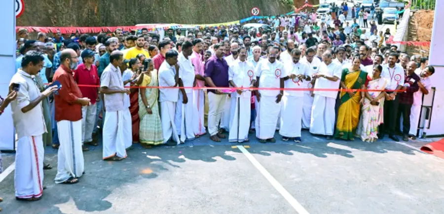 ചൊട്ടപ്പാലത്തിന്റെ ഉദ്ഘാടനം മന്ത്രി പി എ മുഹമ്മദ് റിയാസ് ഓൺലൈനായി നിർവഹിച്ചതിനുശേഷം
സി എച്ച് കുഞ്ഞന്പു എംഎൽഎ നാടമുറിച്ച് പാലം തുറന്നുകൊടുക്കുന്നു
