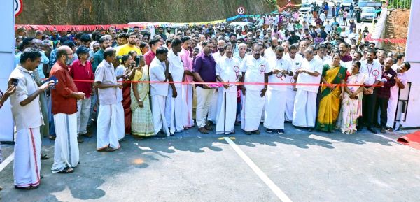 ചൊട്ടപ്പാലത്തിന്റെ ഉദ്‌ഘാടനം മന്ത്രി പി എ മുഹമ്മദ്‌ റിയാസ്‌ ഓൺലൈനായി നിർവഹിച്ചതിനുശേഷം  സി എച്ച്‌ കുഞ്ഞന്പു എംഎൽഎ നാടമുറിച്ച്‌ പാലം തുറന്നുകൊടുക്കുന്നു