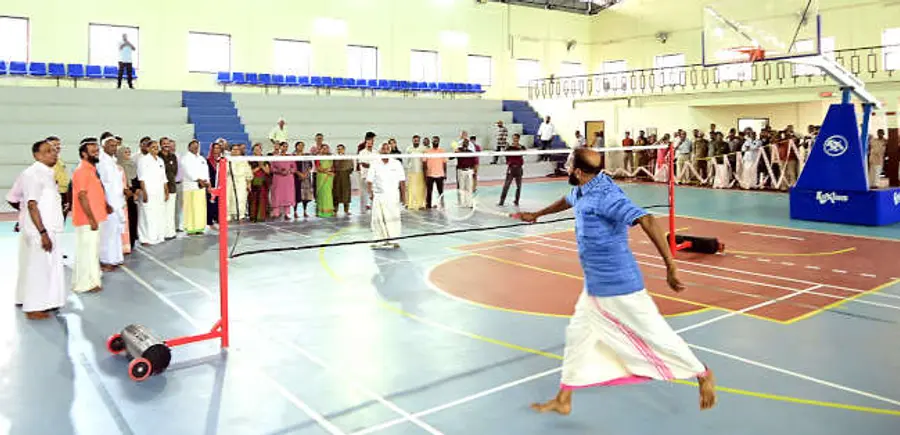 ആലാമിപ്പള്ളി മിനി ഇന്ഡോര് സ്റ്റേഡിയം ഇ ചന്ദ്രശേഖരന് എംഎല്എയും നഗരസഭാ ചെയര്മാന് വി വി രമേശനും ഷട്ടില് കളിച്ച് ഉദ്ഘാടനംചെയ്യുന്നു