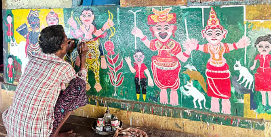 ബേഡകം ചെമ്പക്കാട് ഉന്നതിയിലെ കുഞ്ഞിക്കണ്ണൻ പഴയ വീടിന്റെ ചുമരിൽ ചിത്രം വരക്കുന്നു