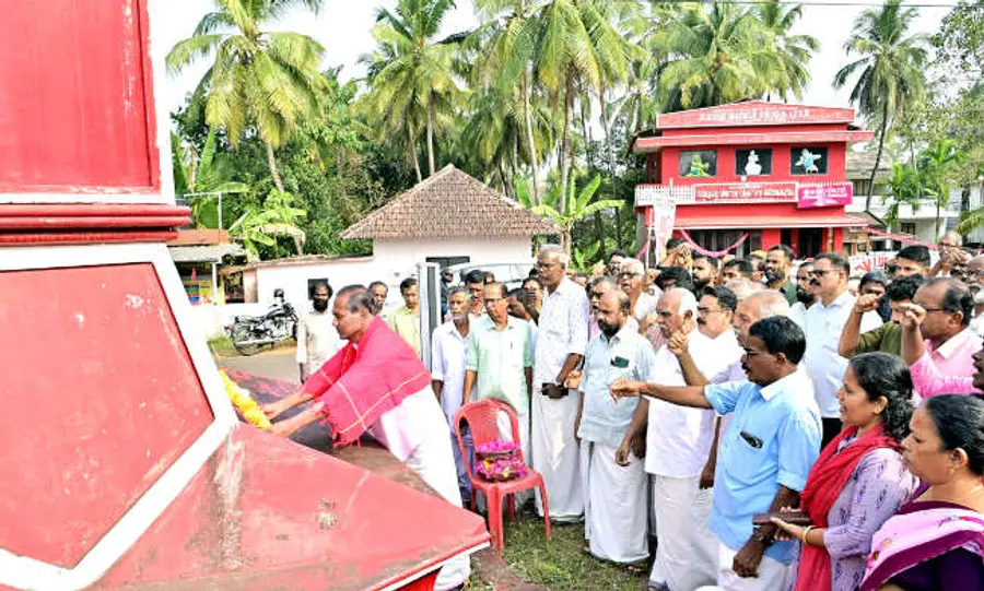 കാഞ്ഞങ്ങാട്‌ മണ്ഡലം എൽഡിഎഫ്‌ സ്ഥാനാർഥി ഗോവിന്ദൻ പള്ളിക്കാപ്പിൽ രാവണേശ്വരം രാമഗിരിയിലെ നെല്ലെടുപ്പ് സമര സ്‌മാരകസ്‌തൂപത്തില്‍ പുഷ്‌പചക്രം അർപ്പിക്കുന്നു 