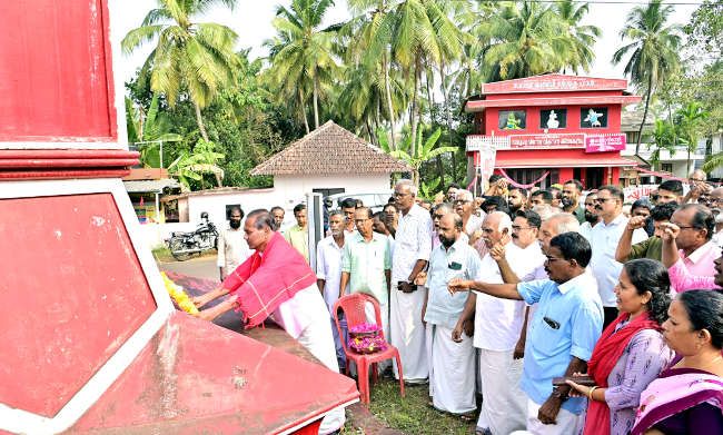 കാഞ്ഞങ്ങാട്‌ മണ്ഡലം എൽഡിഎഫ്‌ സ്ഥാനാർഥി ഗോവിന്ദൻ പള്ളിക്കാപ്പിൽ രാവണേശ്വരം രാമഗിരിയിലെ നെല്ലെടുപ്പ് സമര സ്‌മാരകസ്‌തൂപത്തില്‍ പുഷ്‌പചക്രം അർപ്പിക്കുന്നു 