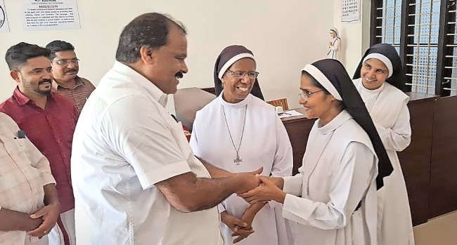 ഇരിക്കൂർ മണ്ഡലം എൽഡിഎഫ്‌ സ്ഥാനാർഥി അഡ്വ. മാത്യു കുന്നപ്പള്ളി പ്രചരണത്തിനിടെ