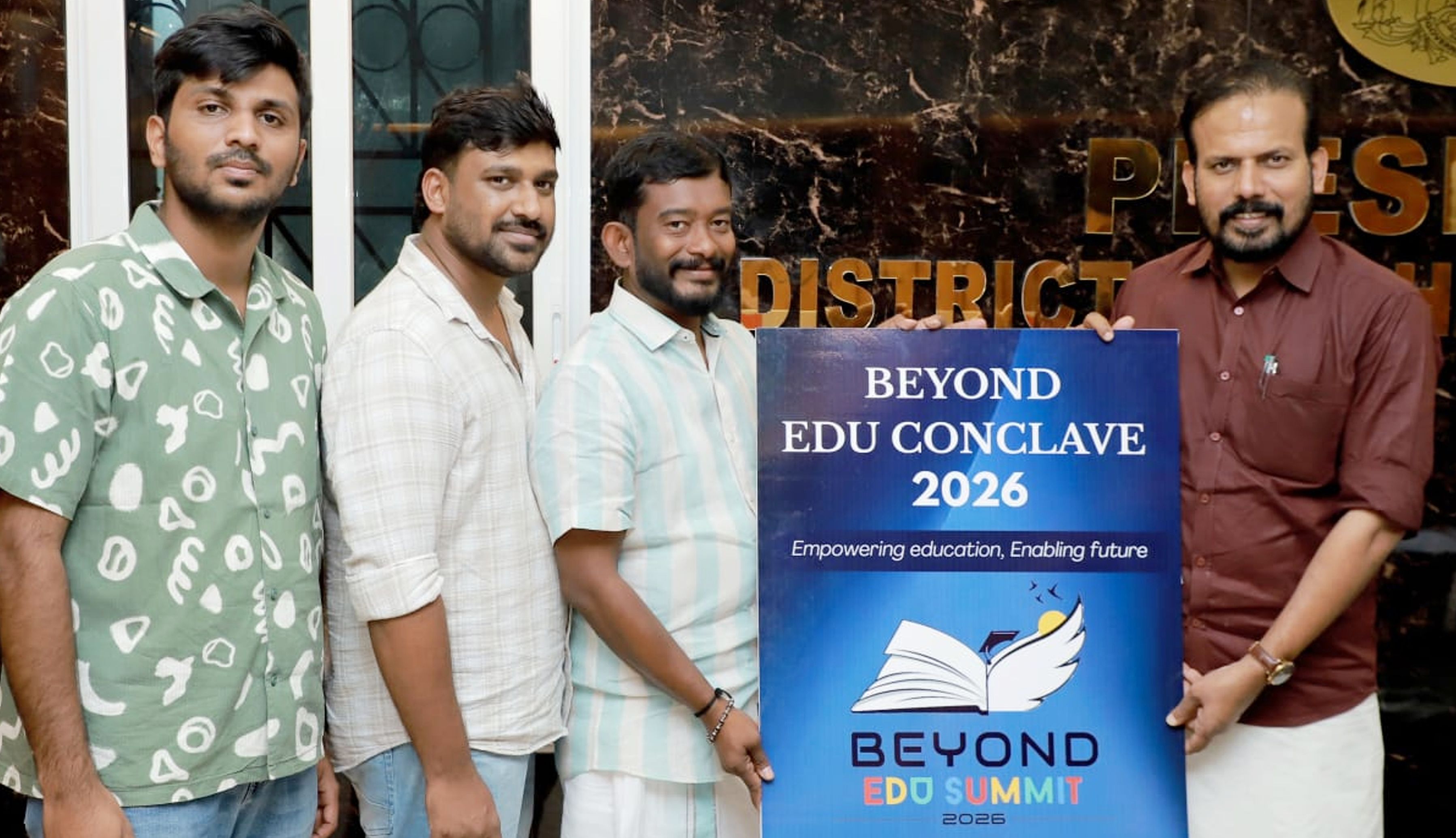 ബിയോണ്ട് എഡ്യൂ സമ്മിറ്റ് ലോഗോ ജില്ലാ പഞ്ചായത്ത് പ്രസിഡന്റ്  ടി എം ശശി പ്രകാശിപ്പിക്കുന്നു