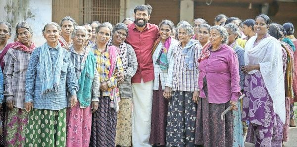 കല്യാശേരി മണ്ഡലം എൽഡിഎഫ് സ്ഥാനാർഥി എം വിജിൻ പാണപ്പുഴ  ലോക്കലിലെ ആലക്കാട് തൊഴിലുറപ്പ് തൊഴിലാളികളുടെ കൂടെ