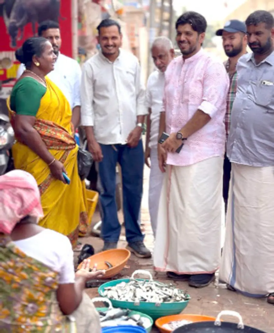 എൽഡിഎഫ് കാസർകോട് മണ്ഡലം സ്വതന്ത്ര സ്ഥാനാർഥി ഷാനവാസ് പാദൂർ നായന്മാർമൂലയിൽ മത്സ്യത്തൊഴിലാളികളോട് വോട്ടഭ്യർഥിക്കുന്നു