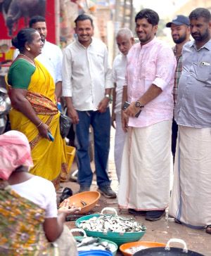 എൽഡിഎഫ്‌ കാസർകോട്‌ മണ്ഡലം സ്വതന്ത്ര സ്ഥാനാർഥി ഷാനവാസ്‌ പാദൂർ നായന്മാർമൂലയിൽ മത്സ്യത്തൊഴിലാളികളോട്‌ വോട്ടഭ്യർഥിക്കുന്നു
