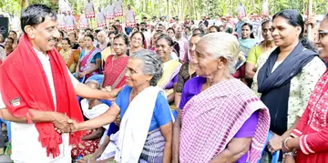 തൃക്കരിപ്പൂർ മണ്ഡലം എൽഡിഎഫ്‌   സ്ഥാനാർഥി വി പി പി മുസ്തഫ പുത്തിലോട്ടെ സ്വീകരണ കേന്ദ്രത്തിൽ വോട്ടർമാർക്കിടയിൽ