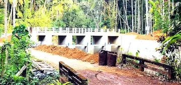 മുന്നാട് പാലേരിച്ചാൽ തോടിന് കുറുകെ കാസർകോട് വികസന പാക്കേജിലുൾപ്പെടുത്തി ചെറുകിട ജലസേചന  വിഭാഗം നടപ്പാക്കിയ വിസിബി കം ട്രാക്ടർ വേ പാലം