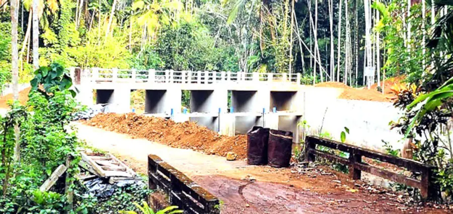 മുന്നാട് പാലേരിച്ചാൽ തോടിന് കുറുകെ കാസർകോട് വികസന പാക്കേജിലുൾപ്പെടുത്തി ചെറുകിട ജലസേചന വിഭാഗം നടപ്പാക്കിയ വിസിബി കം ട്രാക്ടർ വേ പാലം