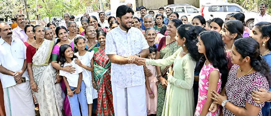 കാസർകോട്‌ മണ്ഡലം എൽഡിഎഫ്‌ സ്ഥാനാർഥി ഷാനവാസ്‌ പാദൂർ പാടി ഇന്പ്രാംവളപ്പിൽ വോട്ടർമാർക്കിടയിൽ