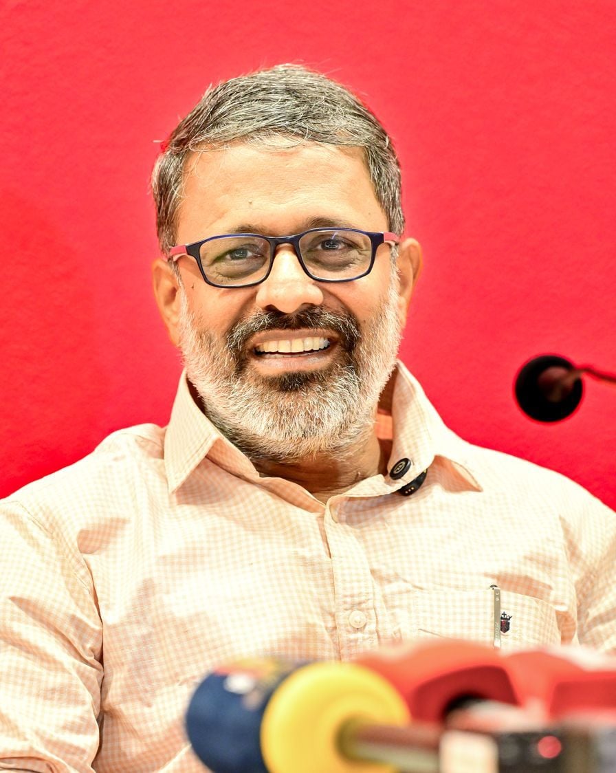 സിപിഐ എം ജില്ലാ സെക്രട്ടറി  ഇ എൻ സുരേഷ് ബാബു  വാർത്താസമ്മേളനത്തിൽ 