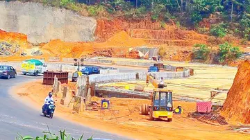നിർമാണം നടക്കുന്ന തെക്കിൽ വളവിലെ  ദേശീയപാത