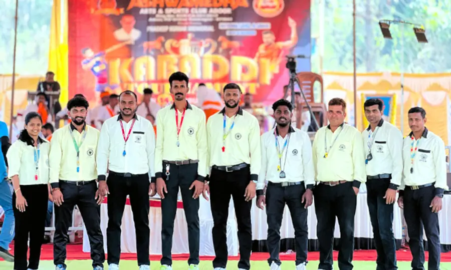 ഉണ്ണിമായ ജില്ലയിലെ മറ്റ് കബഡി റഫറിമാരോടൊപ്പം