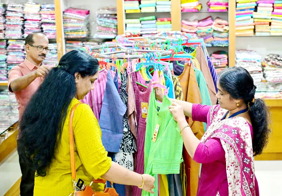 എസ്ബിഐ ജങ്ഷനിലെ ഖാദി ഗ്രാമ സൗഭാഗ്യയിൽ തുണിത്തരങ്ങൾ തെരഞ്ഞെടുക്കുന്നു