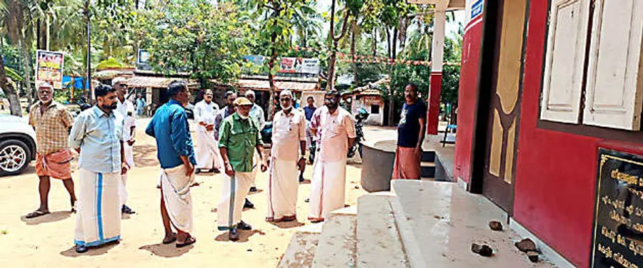 യുഡിഎഫുകാർ ആക്രമിച്ച പടന്ന കടപ്പുറം പി പി ദാമോദരൻ സ്മാരക മന്ദിരം ജില്ലാ സെക്രട്ടറി എം രാജഗോപാലനും നേതാക്കളും സന്ദർശിക്കുന്നു