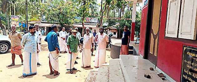 യുഡിഎഫുകാർ ആക്രമിച്ച പടന്ന കടപ്പുറം പി പി ദാമോദരൻ സ്മാരക മന്ദിരം ജില്ലാ സെക്രട്ടറി എം രാജഗോപാലനും നേതാക്കളും സന്ദർശിക്കുന്നു