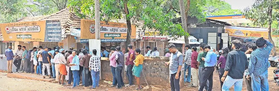 സെൻട്രൽ ജയിലിന് മുന്നിലെ ഫ്രീഡം ഫുഡ് കൗണ്ടറിന് മുന്നിൽ ഭക്ഷണം വാങ്ങാൻ വരിനിൽക്കുന്നവർ