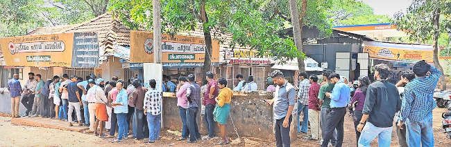 സെൻട്രൽ ജയിലിന്‌ മുന്നിലെ ഫ്രീഡം ഫുഡ്‌ ക‍ൗണ്ടറിന്‌ മുന്നിൽ ഭക്ഷണം വാങ്ങാൻ വരിനിൽക്കുന്നവർ