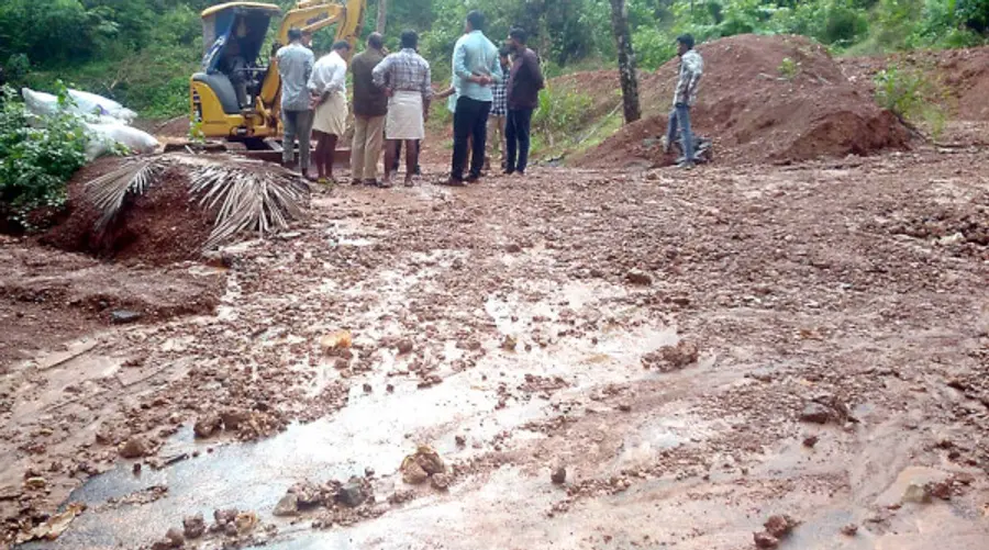 വ്യാഴം പകലുണ്ടായ മഴയിൽ ദേശീയപാതയിൽനിന്നും കുണ്ടടുക്കത്തേക്ക്‌ ഒഴുകിയെത്തിയ കല്ലും മണ്ണും മണ്ണുമാന്തി യന്ത്രം ഉപയോഗിച്ച്‌ നീക്കുന്നു