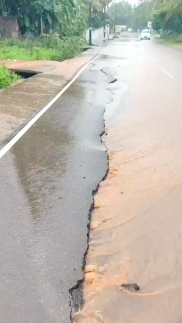 കുണ്ടംകുഴി ടൗണിലെ  റോഡിലുണ്ടായ വിള്ളൽ 