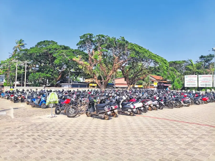 തലശേരി റെയിൽവേ സ്റ്റേഷനിലെ പാർക്കിങ് യാർഡിൽ മേൽക്കൂരയില്ലാത്തതിനാൽ വെയിലും മഴയുമേൽക്കുന്ന  രീതിയിൽ നിർത്തിയിട്ട വാഹനങ്ങൾ