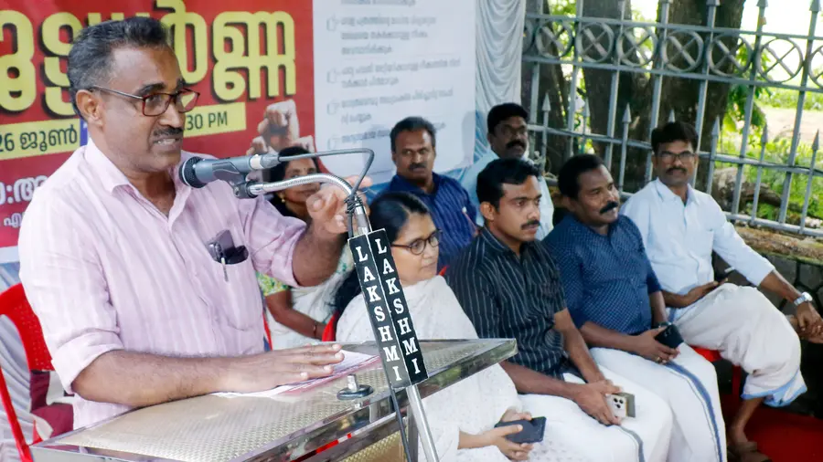 കെഎസ്ടിഎ ജില്ലാ കമ്മിറ്റി പാലക്കാട് കോട്ടയ്ക്ക് മുന്നിൽ നടത്തിയ ധർണ സംസ്ഥാന സെക്രട്ടറി ആർ കെ ബിനു ഉദ്ഘാടനം ചെയ്യുന്നു