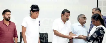 മുണ്ടത്തിക്കോട്‌ വെടിക്കെട്ട് അപകടത്തിൽ മരിച്ചവരുടെ കുടുംബങ്ങൾക്കുള്ള ധനസഹായം ബോചെയുടെ സാന്നിധ്യത്തിൽ തൃശൂർ ഡെപ്യൂട്ടി മേയർ എ പ്രസാദ് കൈമാറുന്നു