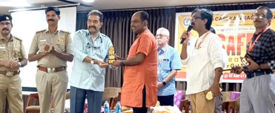 റോഡപകടങ്ങളിൽപ്പെട്ടവരെ രക്ഷിച്ച കാഞ്ഞങ്ങാട് സൗത്ത് വിഎച്ച്എസ് സ്കൂൾ അധ്യാപകൻ സമീർ സിദ്ദീഖിയെ
കാസർകോട് ട്രോമ കെയർ വളന്റിയർമാരുടെ സംഗമത്തിൽ മുൻ ഡിജിപി ഋഷിരാജ് സിങ് ആദരിക്കുന്നു