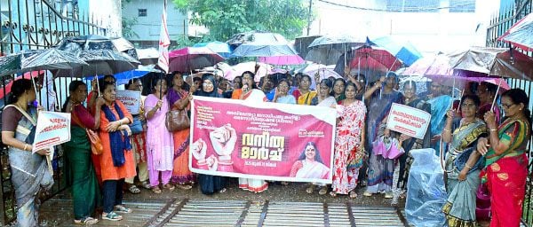 ആരോഗ്യ മേഖലയിലെ പ്രതിസന്ധി പരിഹരിക്കണമെന്നാവശ്യപ്പെട്ട്‌ മഹിളാ അസോസിയേഷൻ നേതൃത്വത്തിൽ നടത്തിയ കലക്ടറേറ്റ്‌ മാർച്ച്‌ സംസ്ഥാന സെക്രട്ടറി  സി എസ്‌ സുജാത ഉദ്‌ഘാടനംചെയ്യുന്നു
