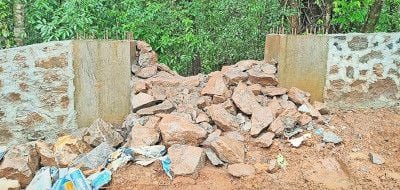ആറളം ഫാം ആനമുക്ക്‌ ഭാഗത്ത്‌ നിർമാണത്തിലിരിക്കുന്ന ആനമതിൽ കാട്ടാന തകർത്തനിലയിൽ