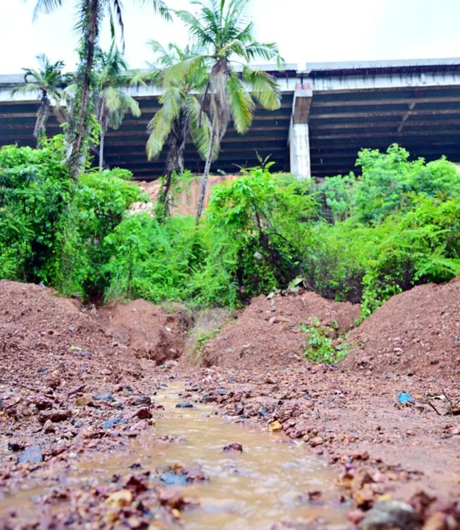 ചെർക്കളയിൽ ദേശീയപാത നിർമാണത്തിനായി നീക്കിയിട്ട മണ്ണ് കനത്ത മഴയിൽ കുണ്ടടുക്കം പ്രദേശത്തേക്ക് ഒഴുകുന്നു 